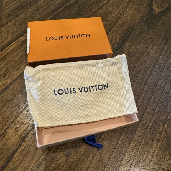 Louis Vuitton Zoe wallet (used once) - Picture 8 of 9